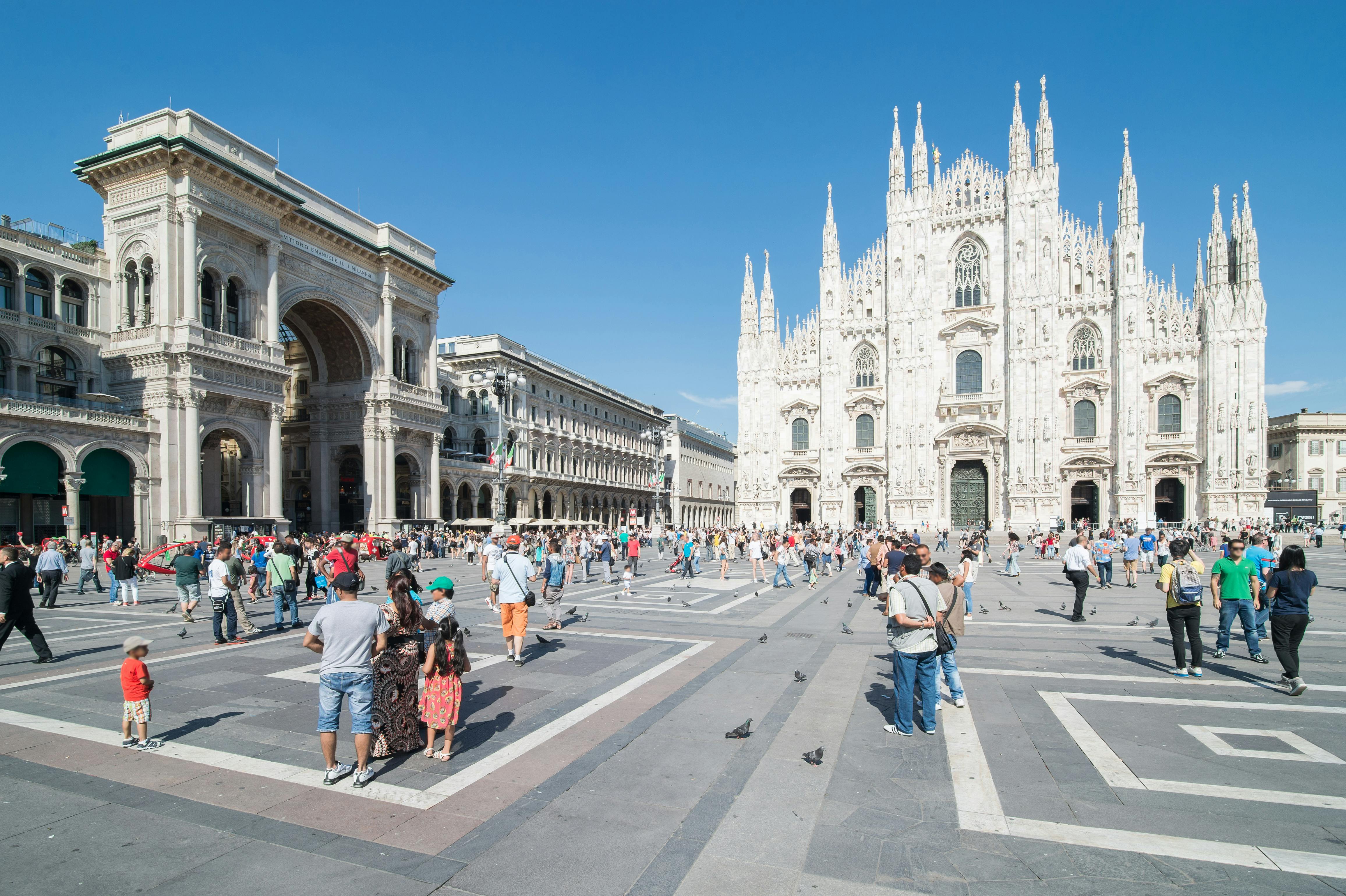 Piazza milano. Площадь Пьяцца-дель-Дуомо. Mailand в Италии.