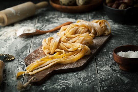 Clase de cocina con pasta fresca y cena en un restaurante italiano.