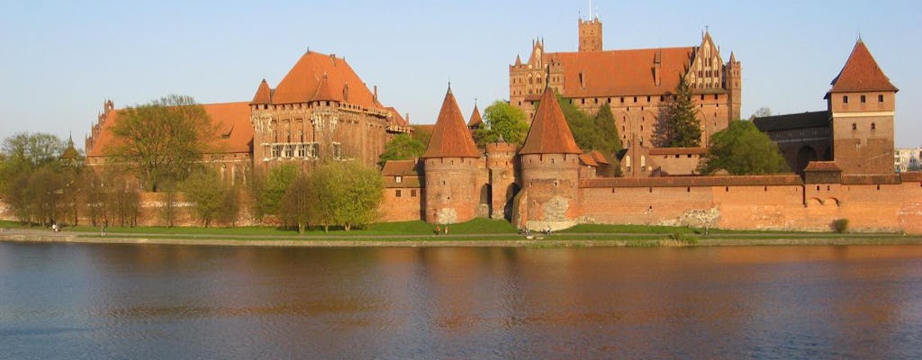 Privévervoer tussen Warschau en Gdansk met sightseeing in kasteel Malbork