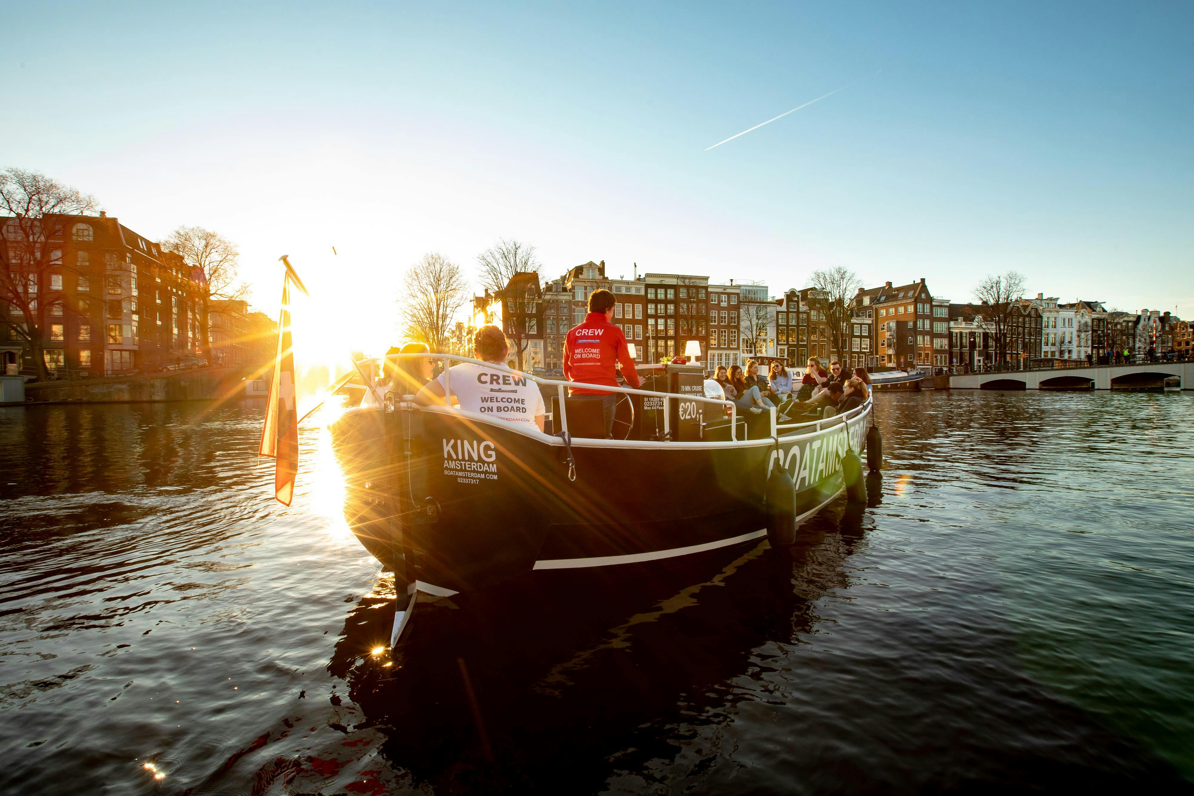 Premium rondvaart in Amsterdam in een open boot met alle drankjes inbegrepen