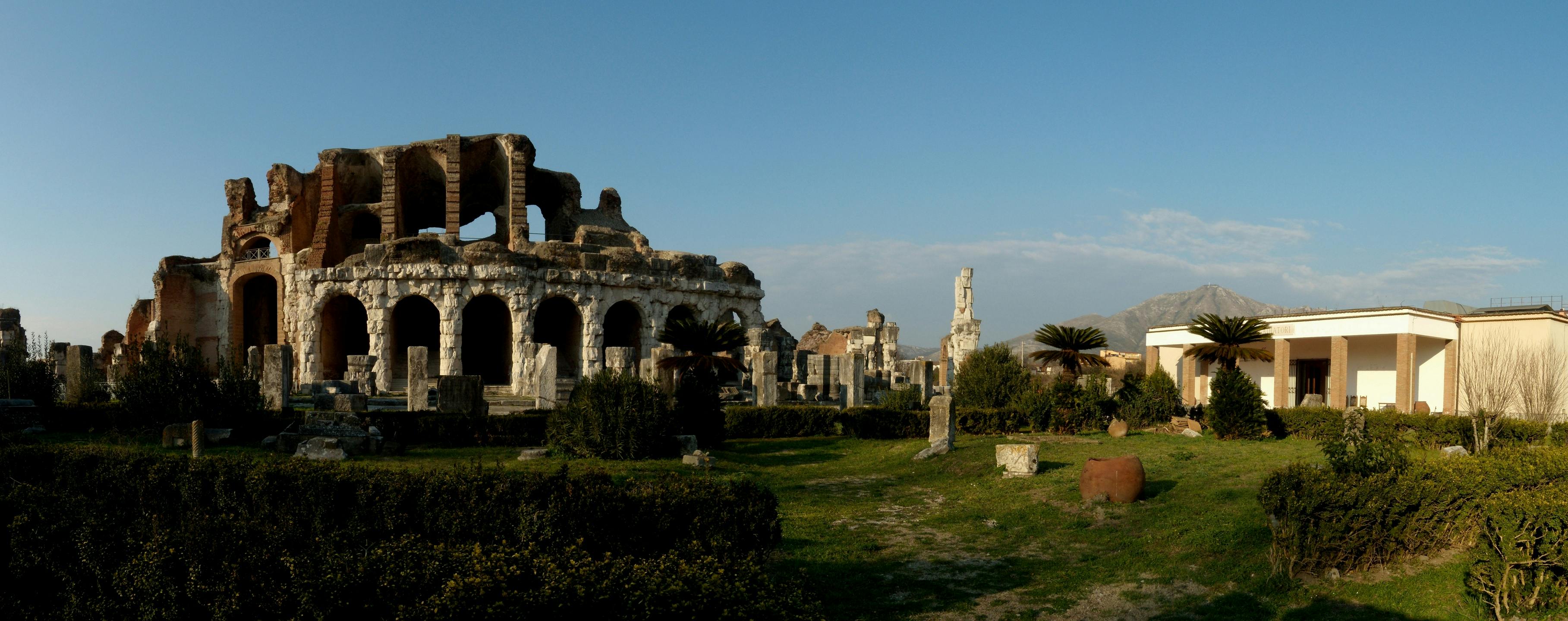 Anfiteatro de Capua y museo con un arqueólogo