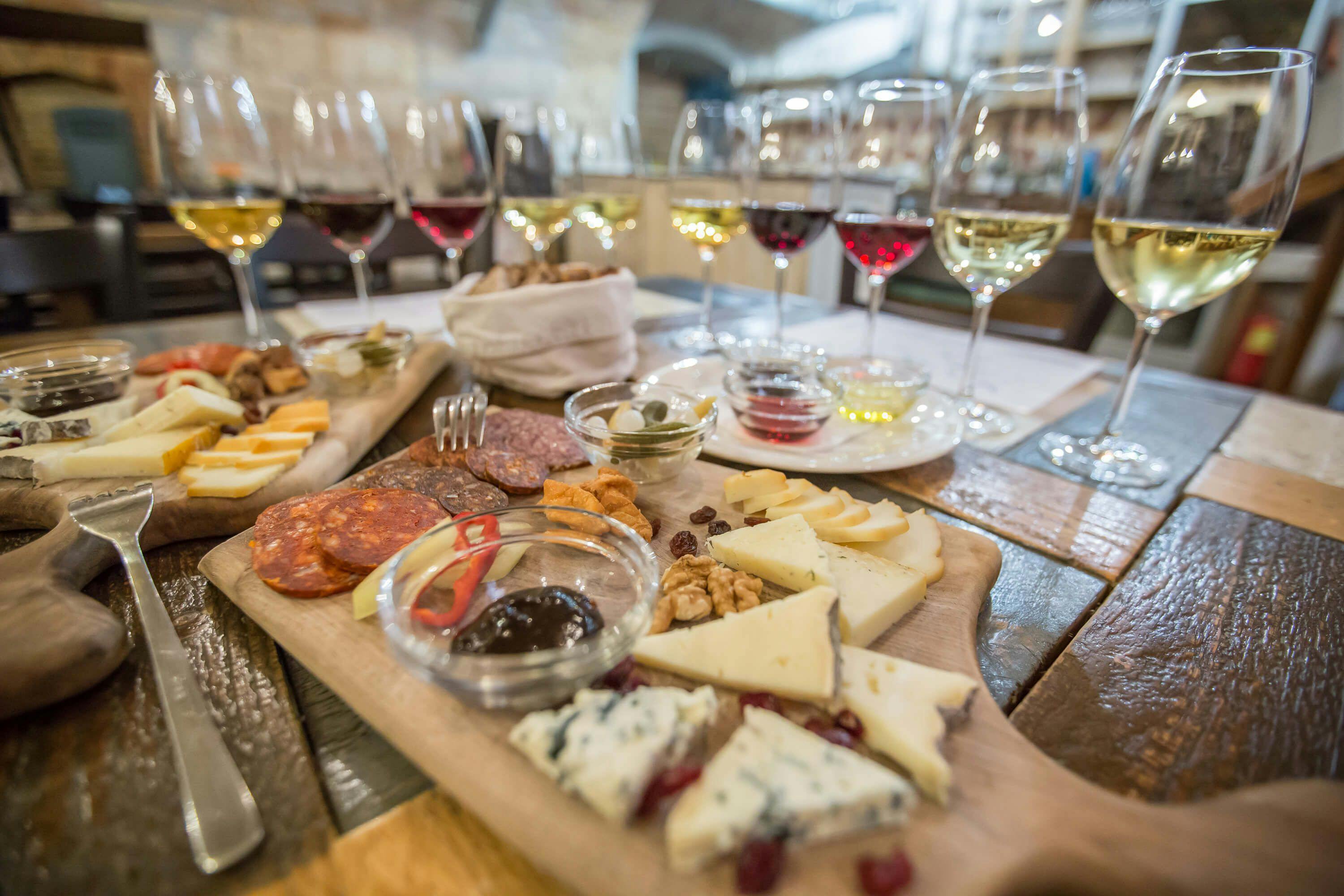 Degustação de vinhos, queijos e charcutaria em Budapeste