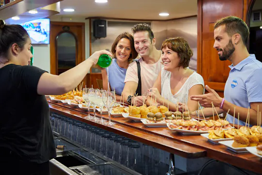 Degustación de pintxos maridados con vinos españoles en Bilbao