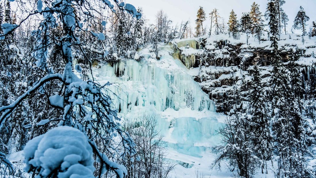Ta bilder av Korouoma vattenfall som fryst till is