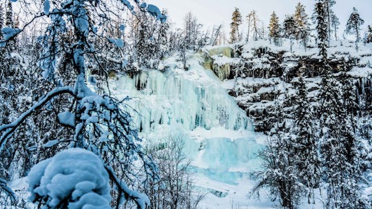 Ta bilder av Korouoma vattenfall som fryst till is