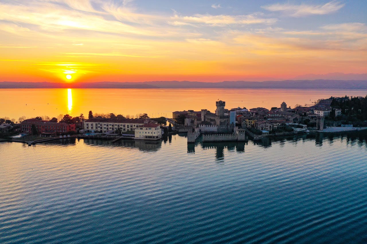 Półdniowa wycieczka łodzią po zamkach nad jeziorem Garda i degustacja wina w Bardolino