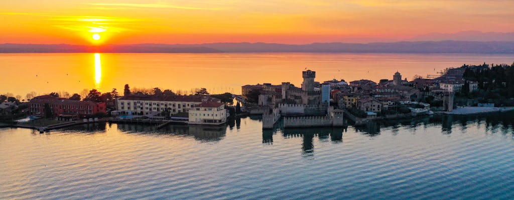 Tour in barca di mezza giornata dei castelli del Lago di Garda e degustazione di vini a Bardolino