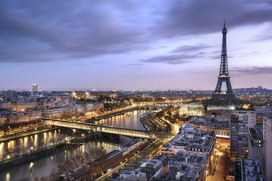 Ingresso sem filas na Torre Eiffel e cruzeiro noturno com iluminação
