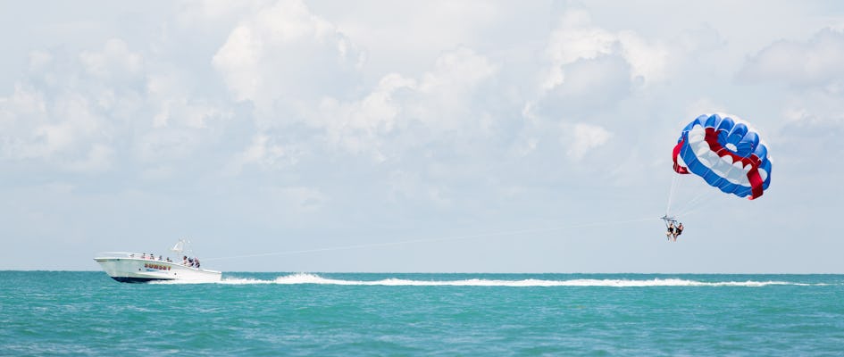 Pass per la spiaggia di Key West per tutto il giorno con giro in parasailing