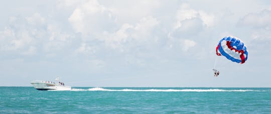 Pase de playa de Key West durante todo el día con paseo en parasailing