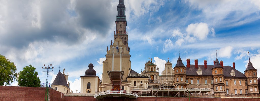 Madona Negra de Czestochowa e casa de João Paulo II em um dia