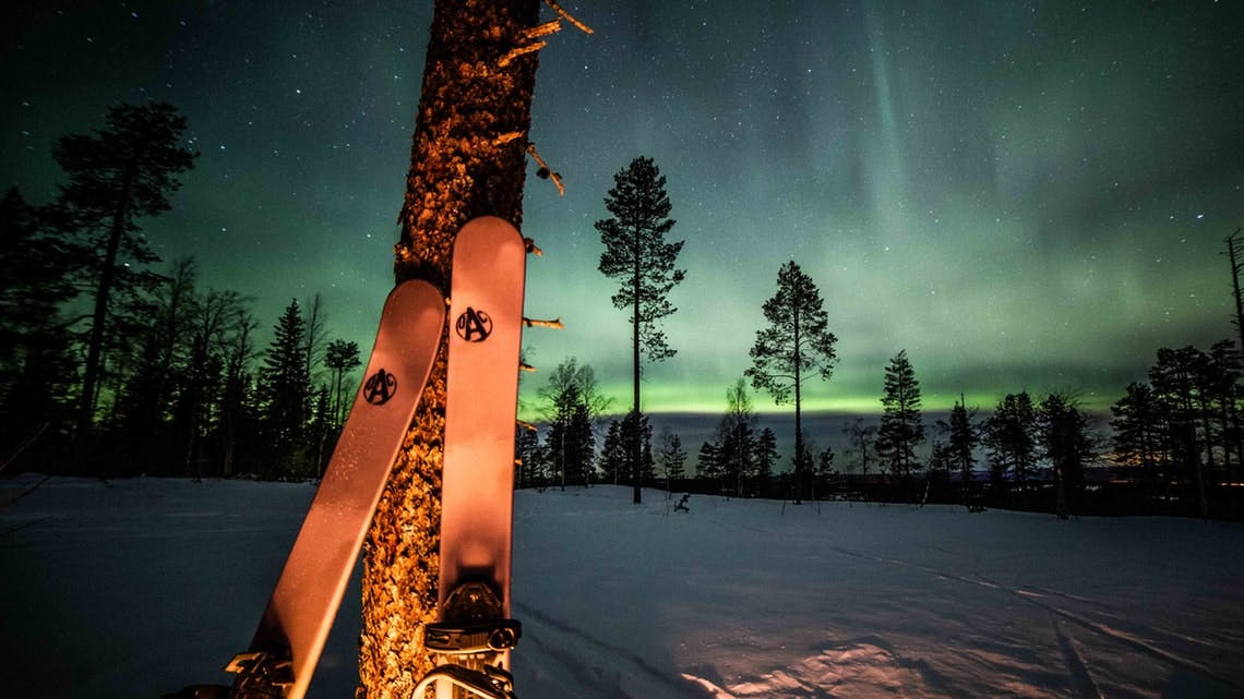 Esquiar bajo la aurora boreal