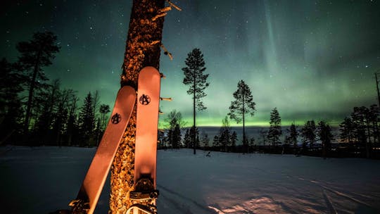 Skidåkning under norrskenet