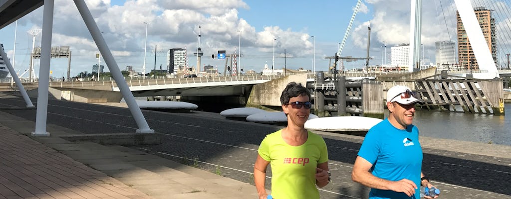 Hardlooptocht door Rotterdam in de vroege ochtend voor zakenlui