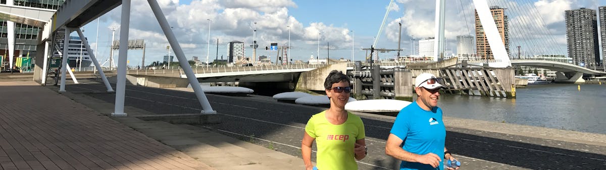 Hardlooptocht door Rotterdam in de vroege ochtend voor zakenlui