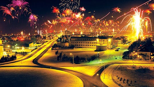 Fogueira e fogos de artifício na véspera de Ano Novo