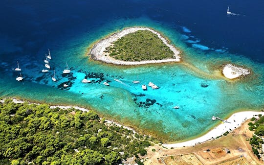 Excursão de lancha pela caverna azul e ilha Vis saindo de Hvar