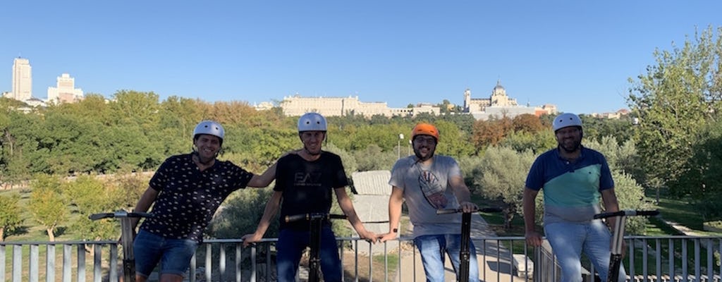 Tour privato in Segway di 90 minuti della Madrid storica o del Parco del Retiro