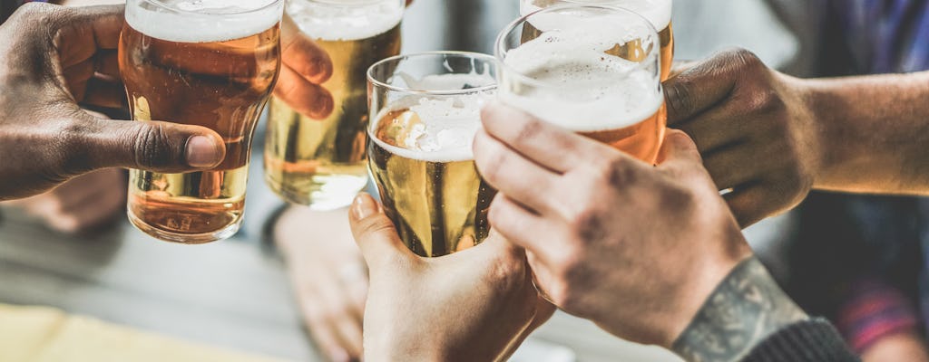 Il pub di mezza giornata a Gerusalemme gattona con bevande