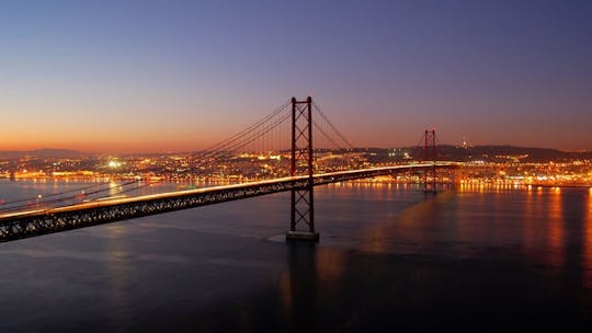 Tour noturno por Lisboa com jantar e show de fado