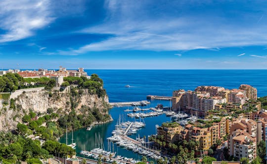 Widok na wybrzeże i wycieczka grupowa Monte Carlo z Nicei