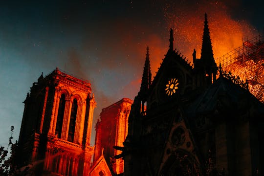 Prywatna zwiedzanie katedry Notre-Dame – przed, w trakcie i po pożarze