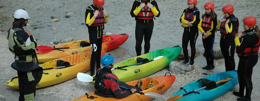 Excursión guiada en kayak sin asiento en el río Soca desde Bovec
