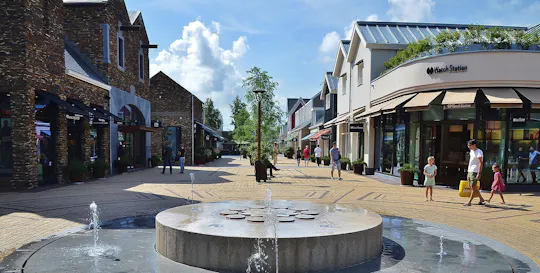 Einkaufserlebnis im Bataviastad Fashion Outlet mit privatem Transport