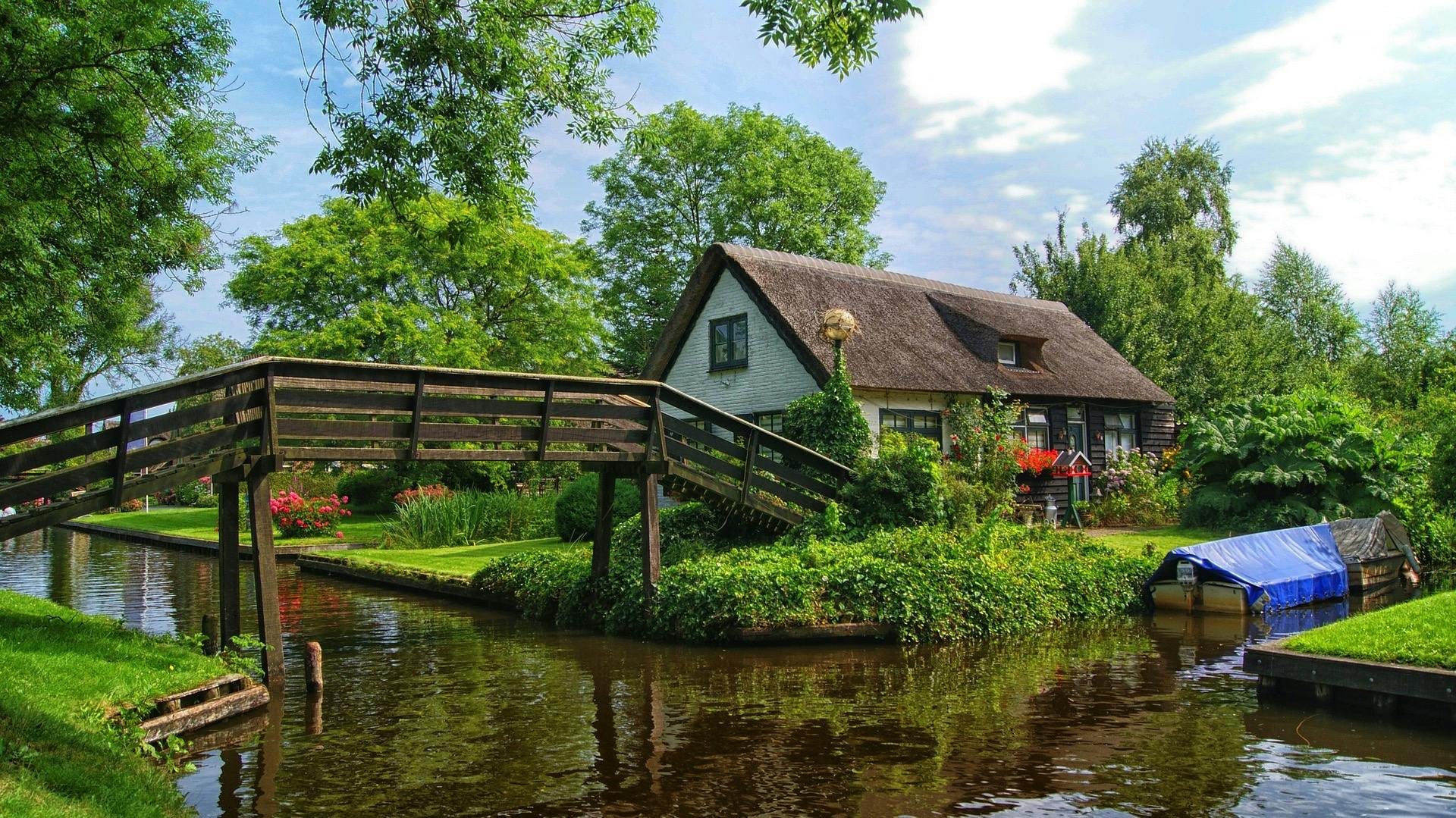 Luxury sightseeing tour to Giethoorn with private transportation from Amsterdam Musement