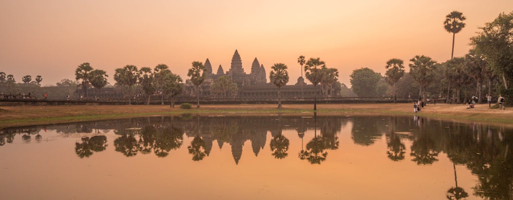 Recorrido fuera de lo común por el amanecer de Angkor Wat en un vehículo militar 4x4 antiguo