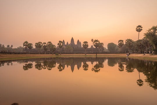 Hors des sentiers battus, visite du lever du soleil d'Angkor Wat en véhicule militaire 4x4 d'époque
