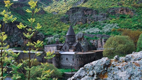 Excursão diária ao templo de Garni, ao mosteiro de Geghard e ao lago Sevan de Yerevan