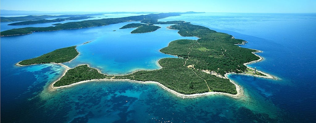 Praia de Saharun e passeio de barco privado pela ilha de Zverinac saindo de Zadar