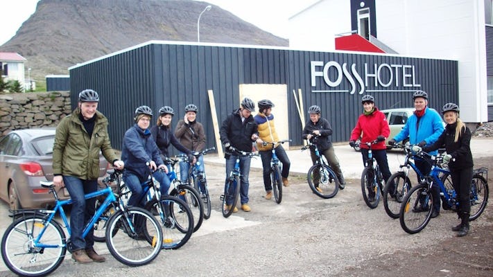 Wandern Sie mit dem Fahrrad durch den Fjord