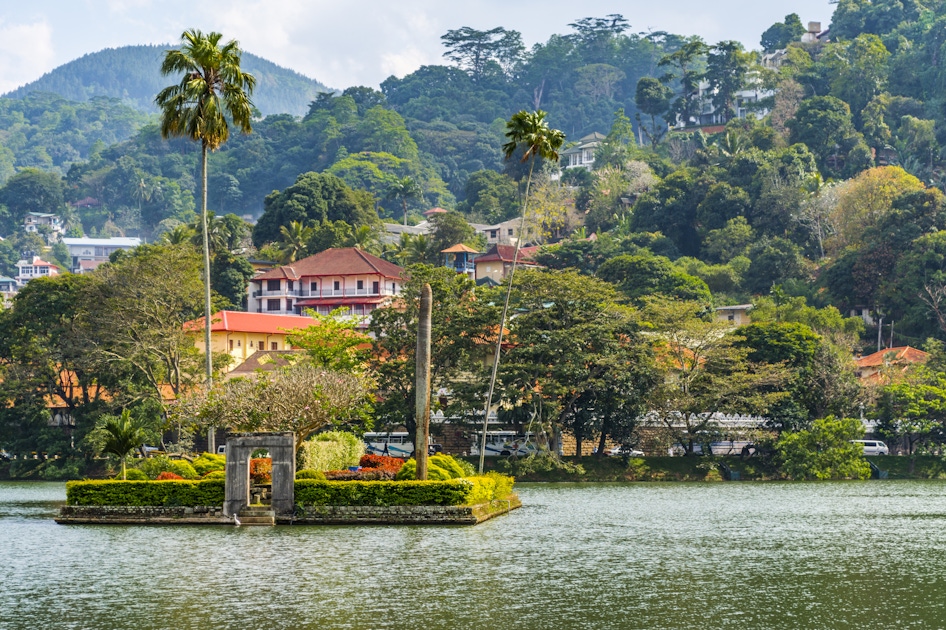 Kandy city Temple of the Sacred Tooth Relic and Royal Botanical Gardens tour