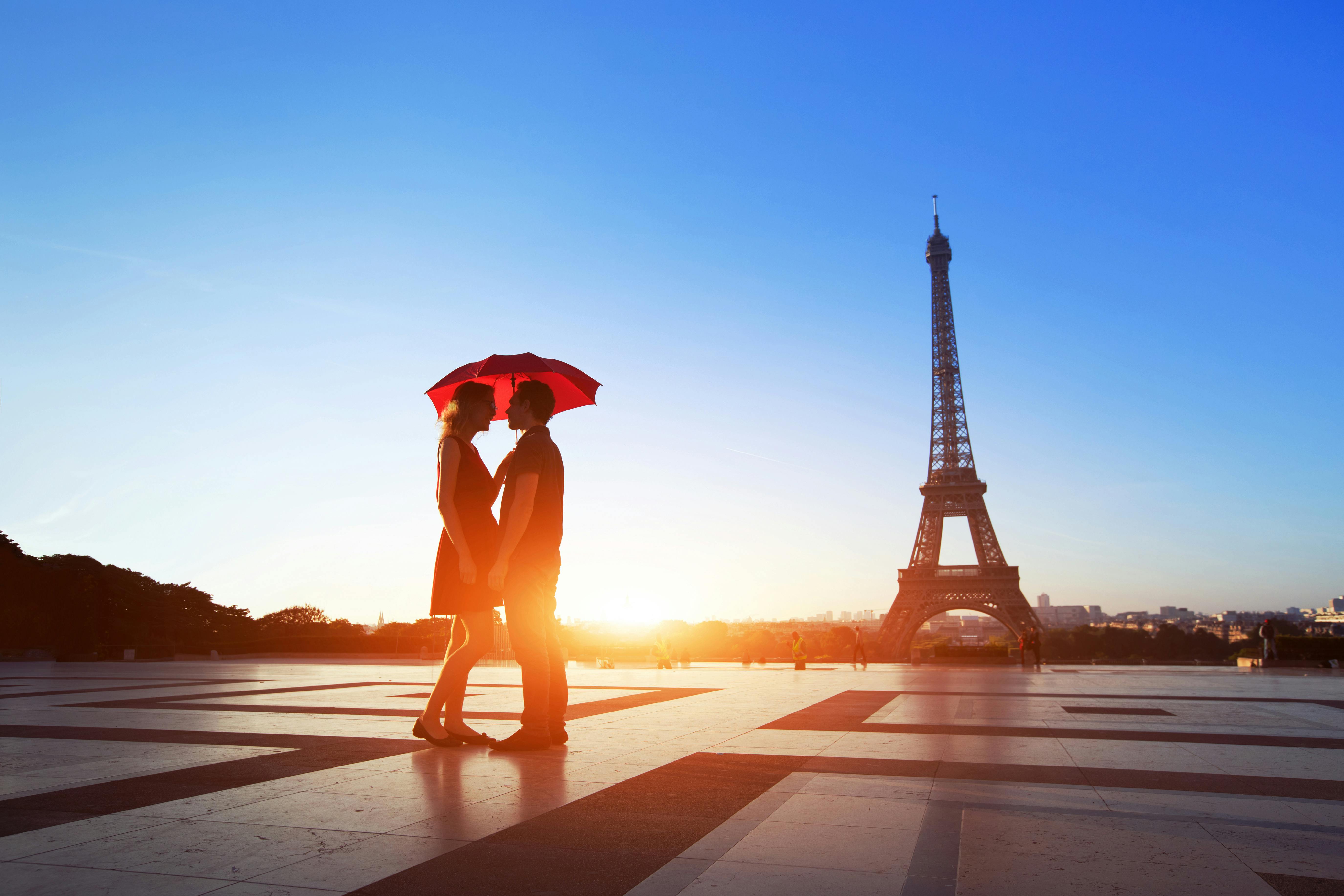 Romantyczna nocna wycieczka w Paryżu dla dwojga z rejsem i kolacją