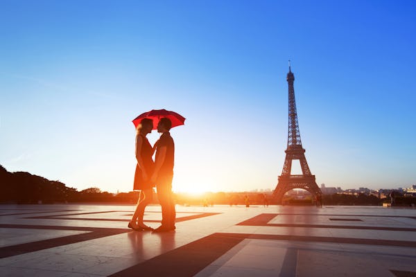 Tour notturno romantico di Parigi per due persone con crociera e cena