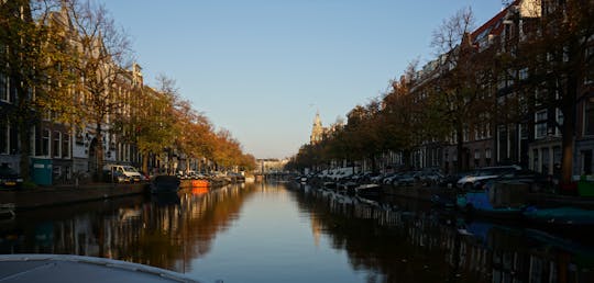 Crucero por los canales de Ámsterdam por la mañana