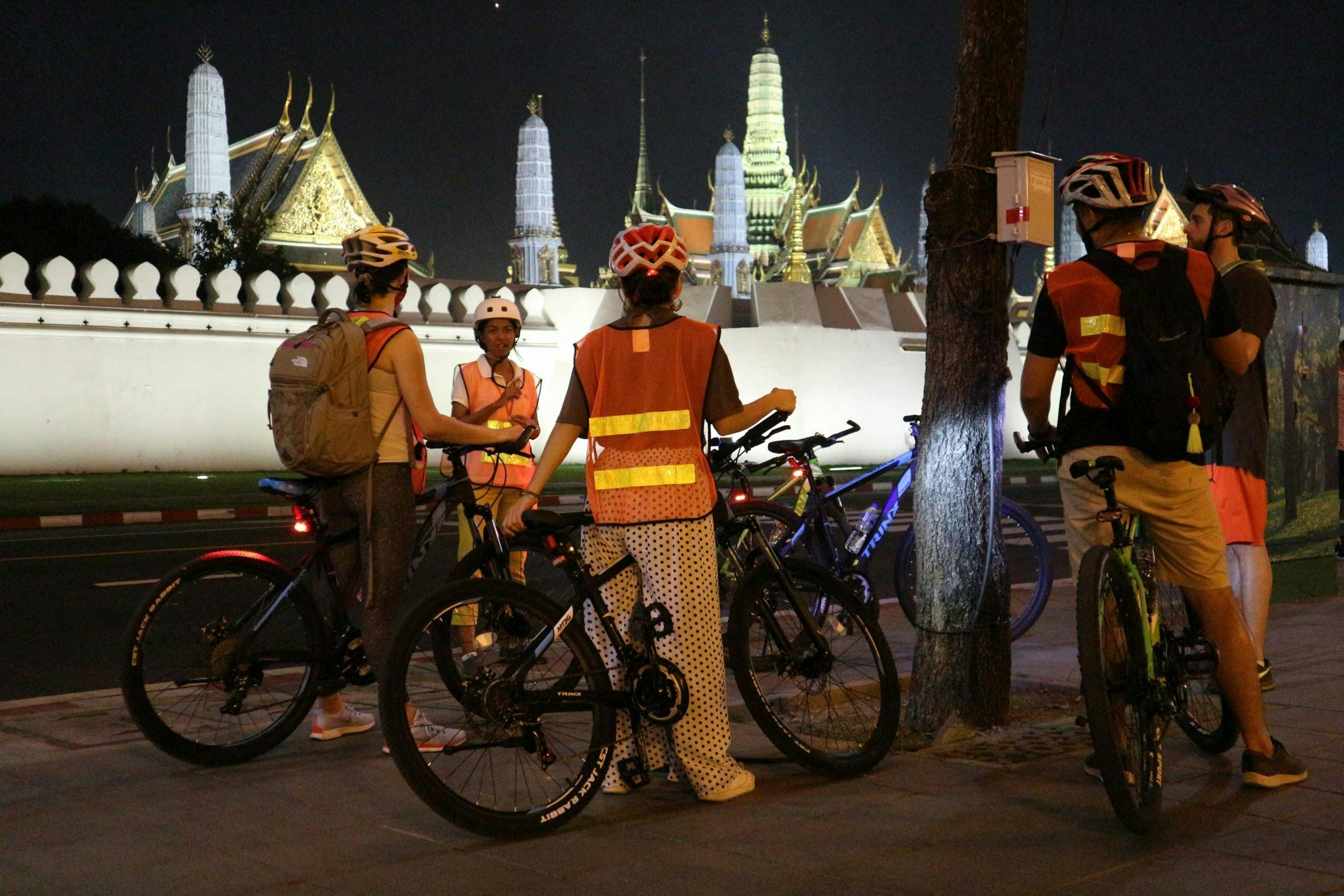 Fahrradtour durch Bangkok bei Nacht und Abendessen in einem lokalen Restaurant
