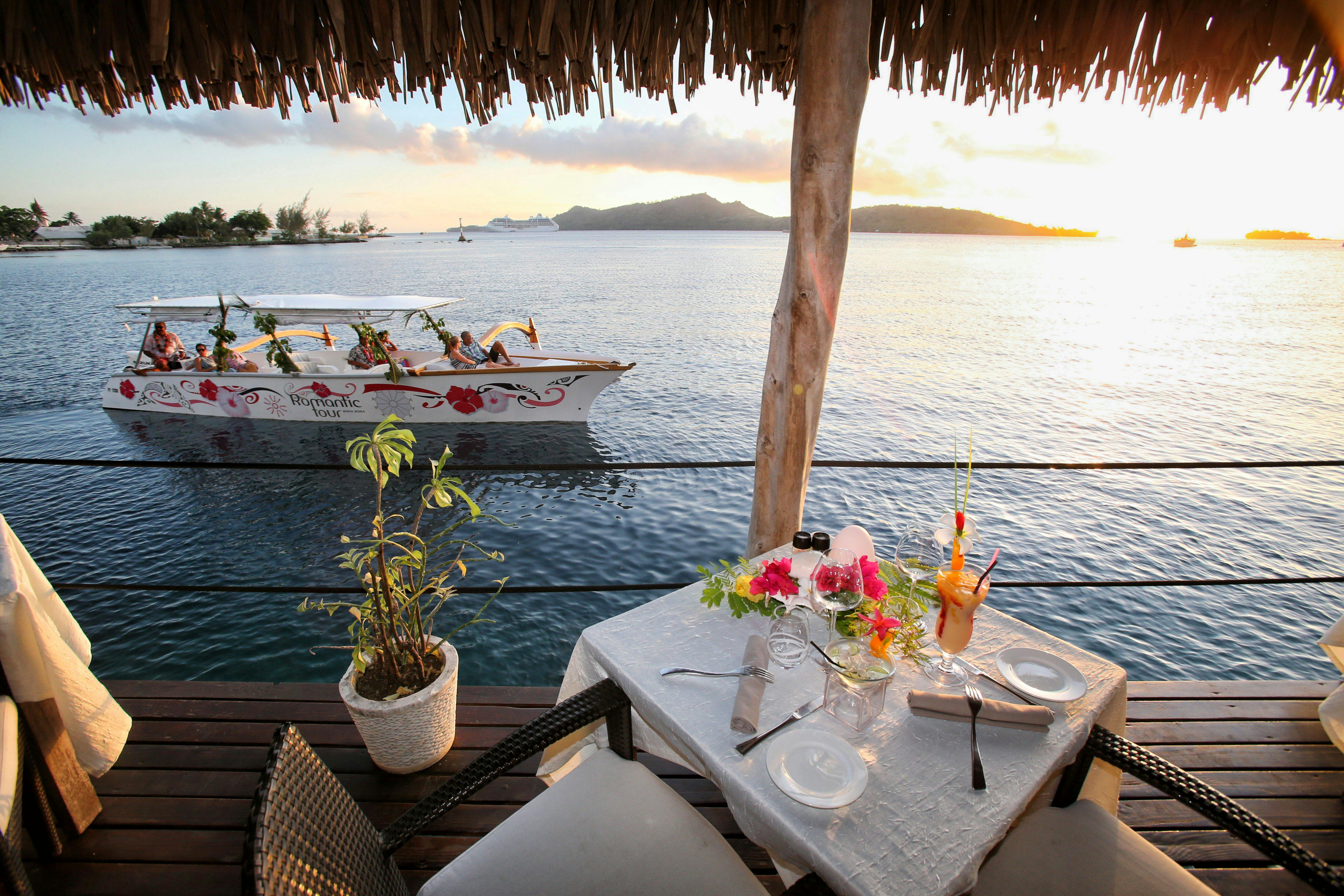 Bora Bora romantische cruise bij zonsondergang met diner
