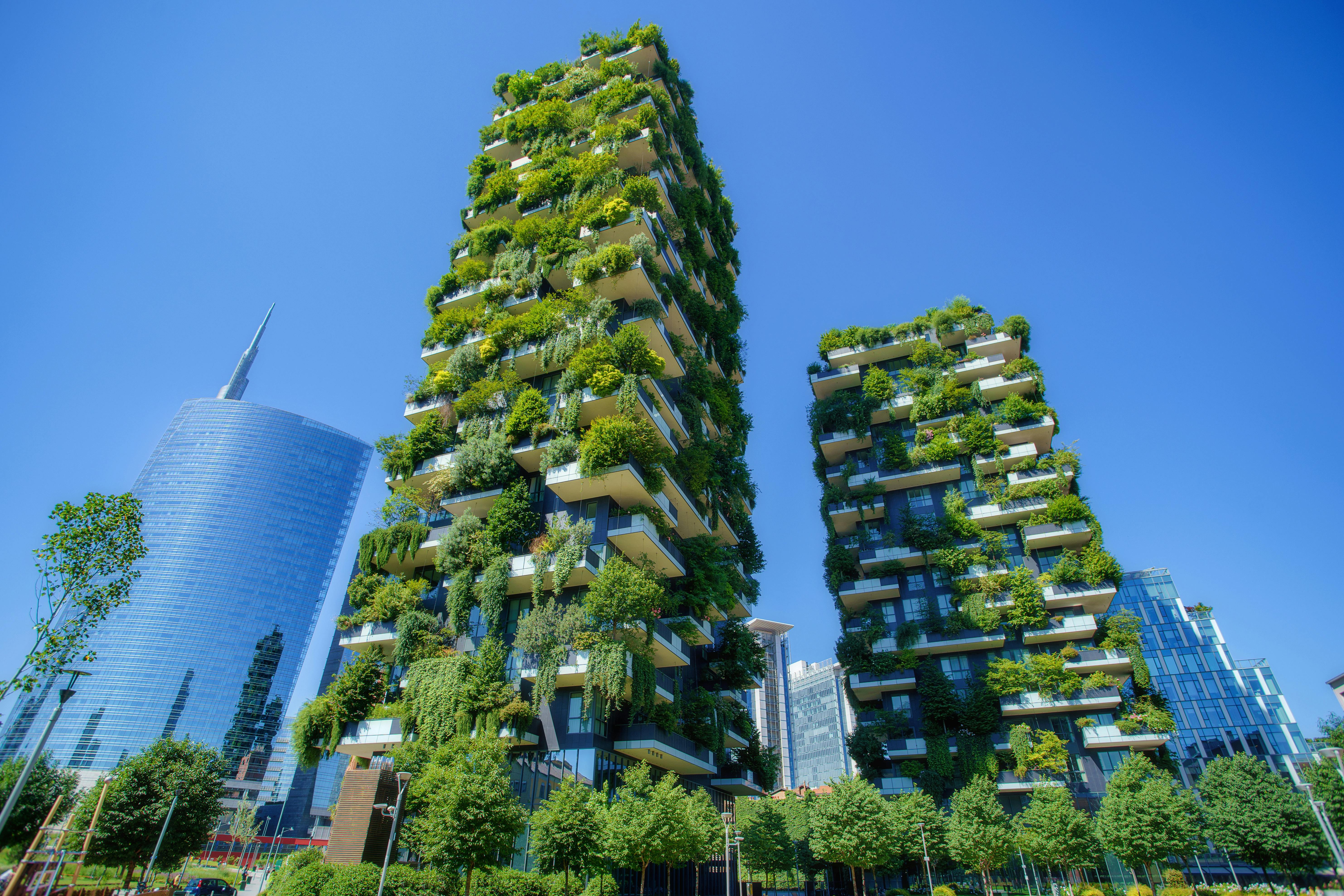 Здание в лесах. Bosco verticale (вертикальный лес), Милан, Италия.. Миланский небоскреб Bosco verticale. Небоскребы Bosco verticale («вертикальный лес»). Жилой комплекс «вертикальный лес» (Bosco verticale), г. Милан.