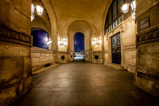 Tour di omicidi e misteri al Museo del Louvre