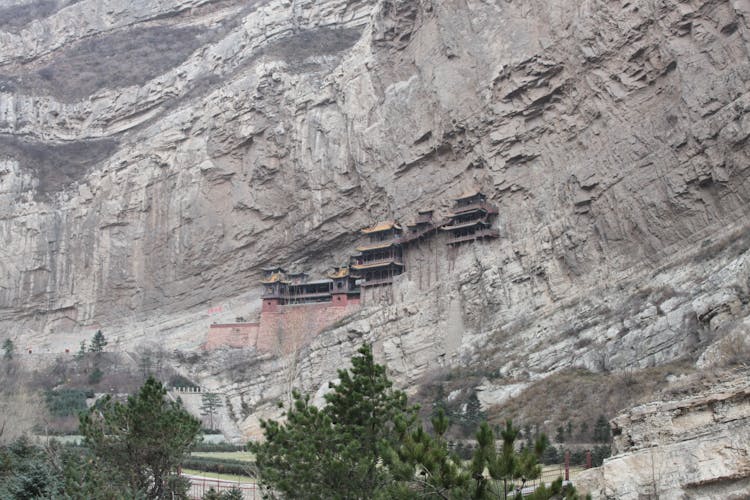 Full-day Hanging Temple and Yungang Grottoes tour