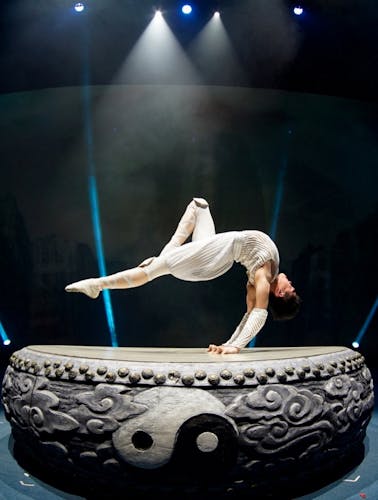 Acrobatic show in Shanghai with transfer