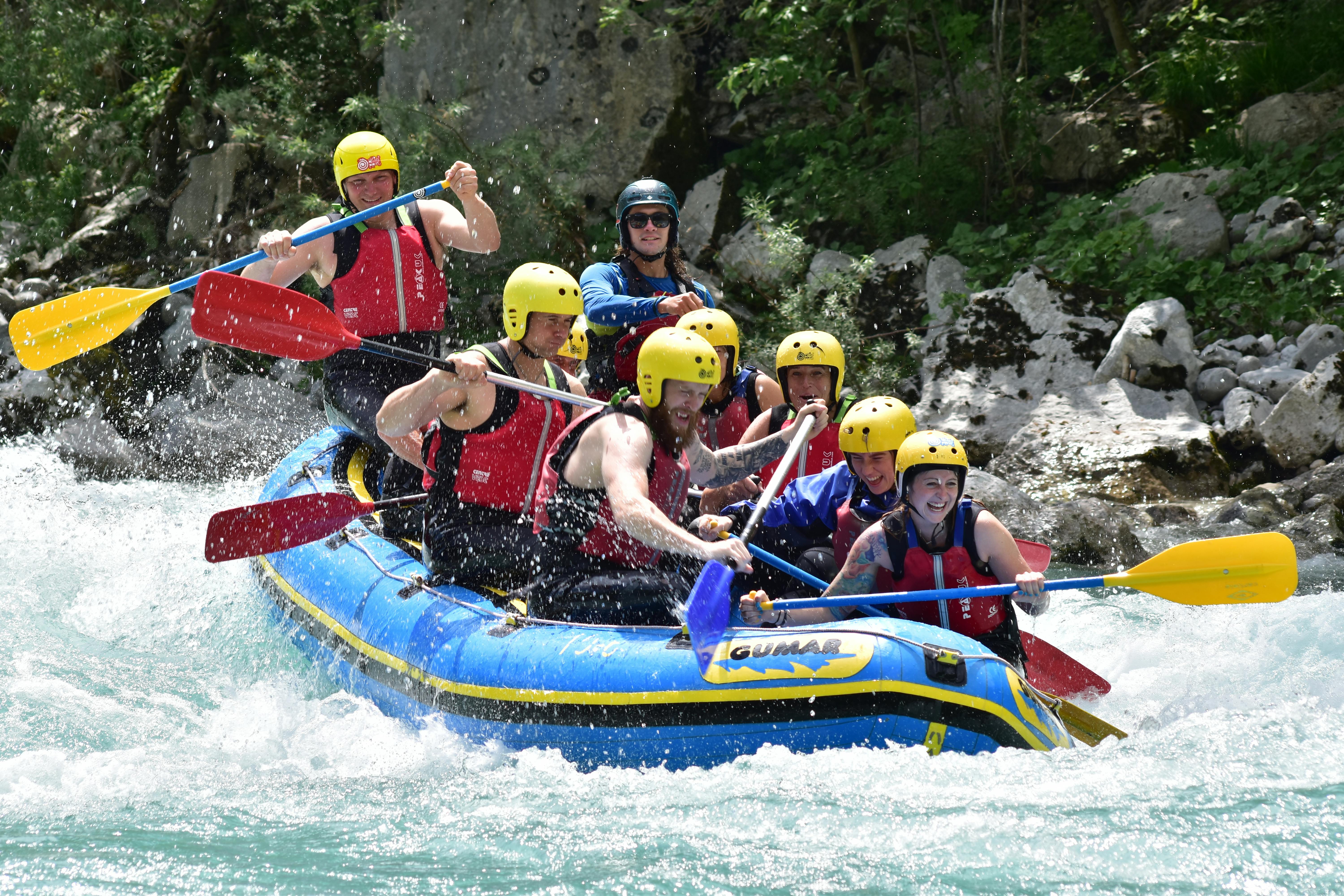 Rafting-Abstieg auf dem Fluss Soča
