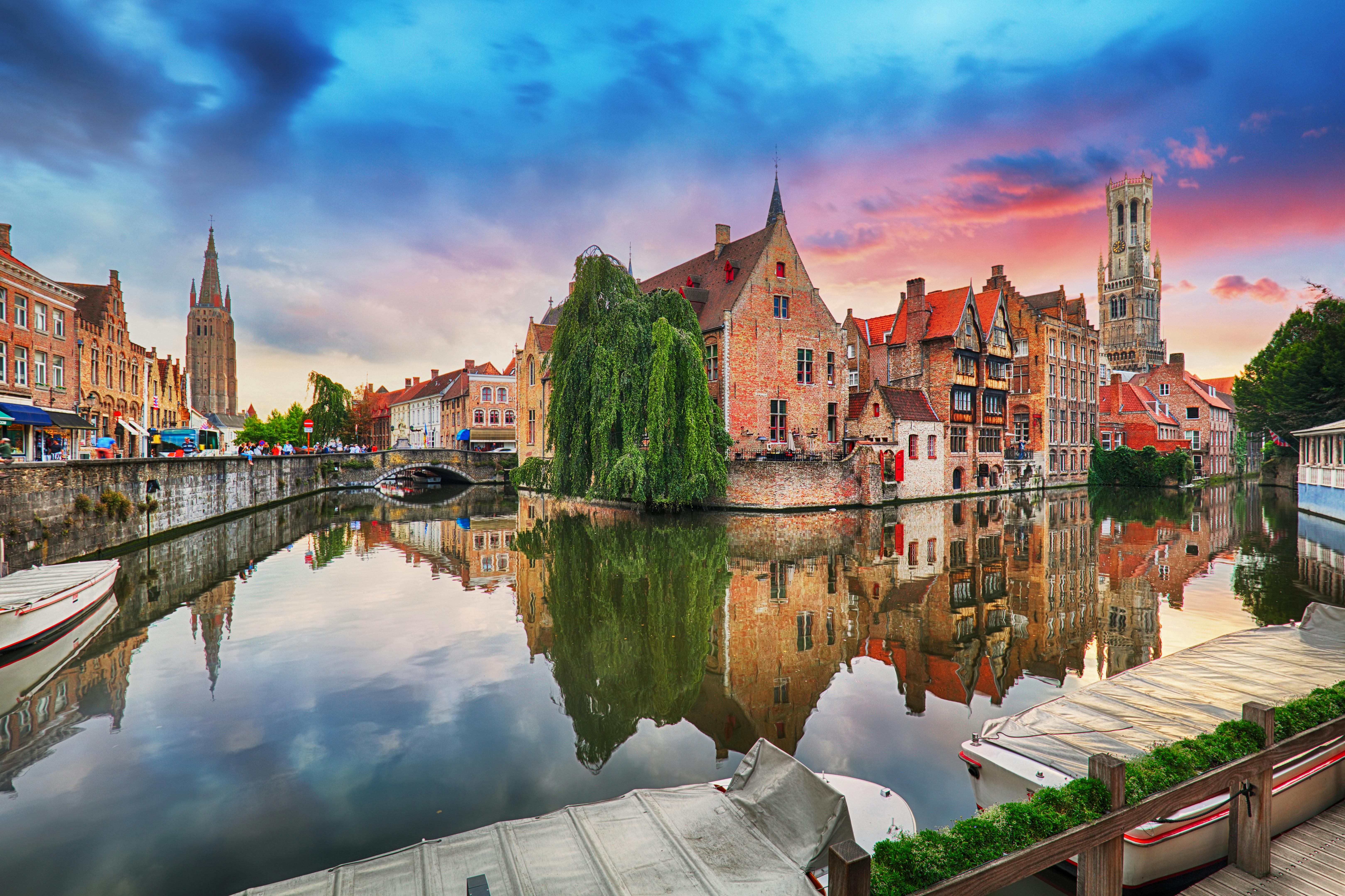 Excursión privada de un día a Brujas desde Ámsterdam con paseo en barco