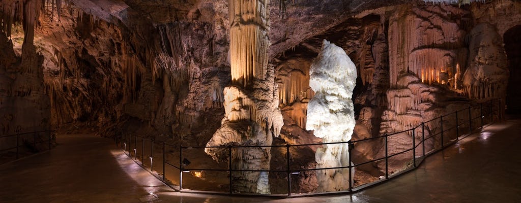 Excursão ao Castelo Predjama e Caverna Postojna saindo de Liubliana