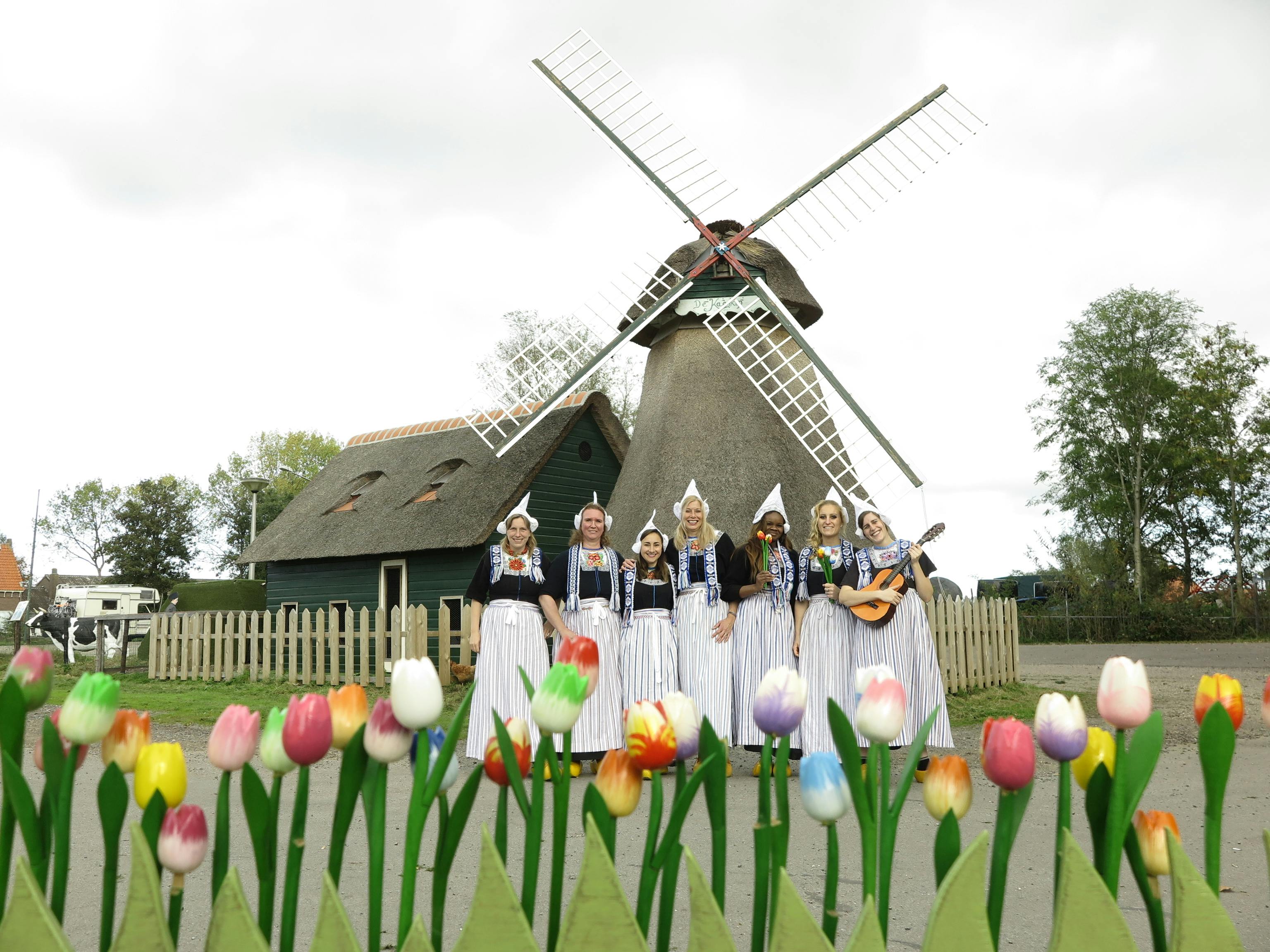 Foto in Volendams kostuum en rondleiding door kaasboerderij en klompenmakerij