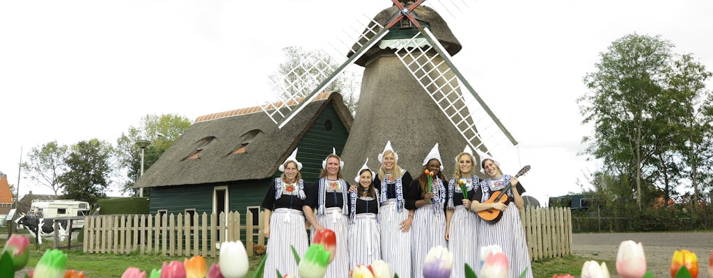 Foto in Volendams kostuum en rondleiding door kaasboerderij en klompenmakerij