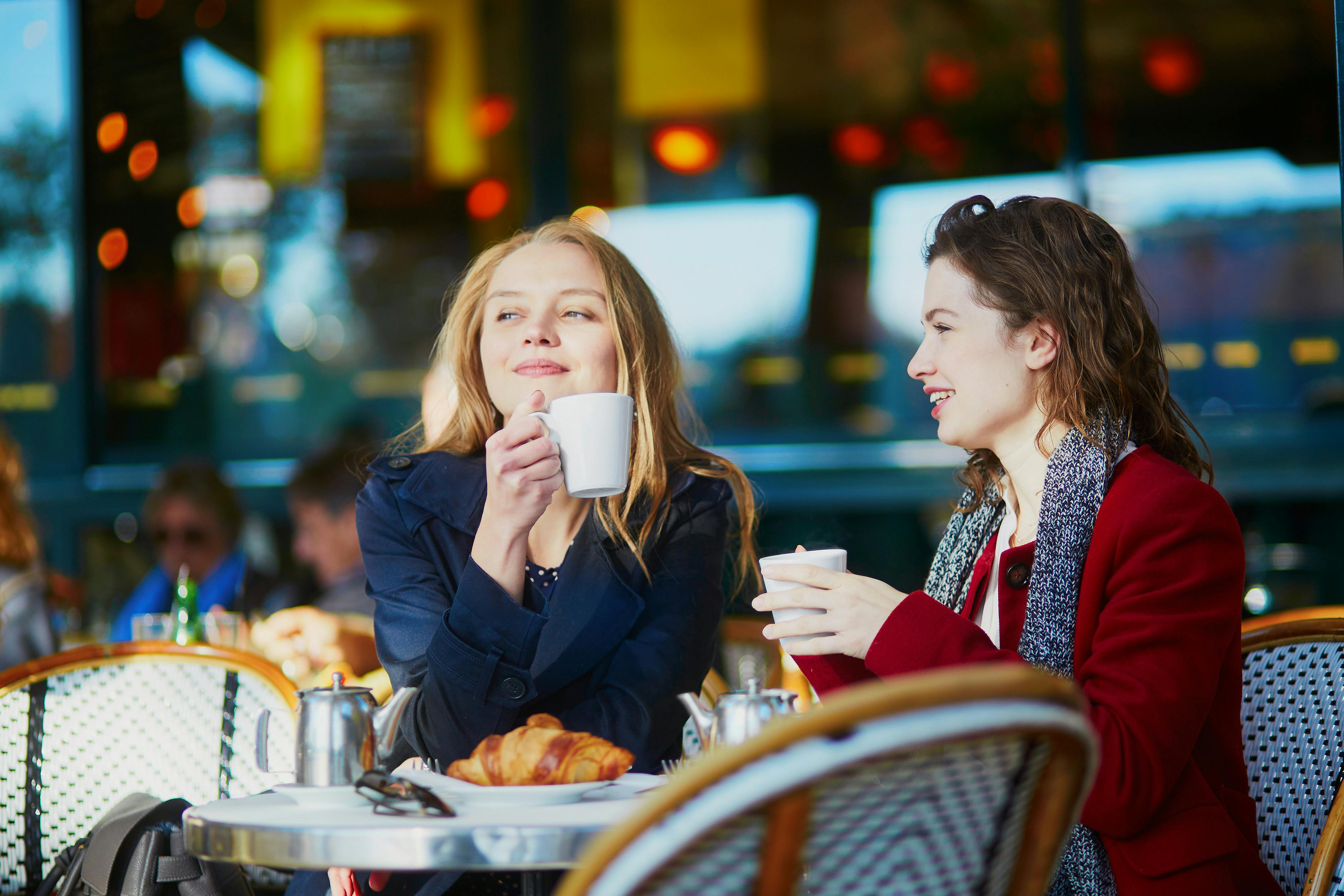 Conversation en français autour d'un café au Café de Flore